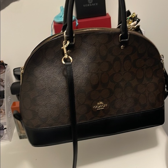 Coach bag the one handle has wear on it not sure if it can be fixed - Picture 1 of 4